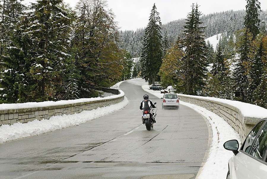 Risiken beim Motorradfahren im Winter.
